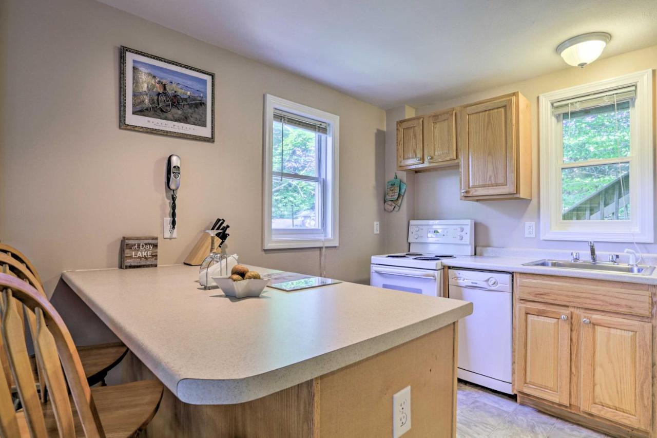 Lake Getaway Walk Across Street To Private Beach! Gilford Exterior photo